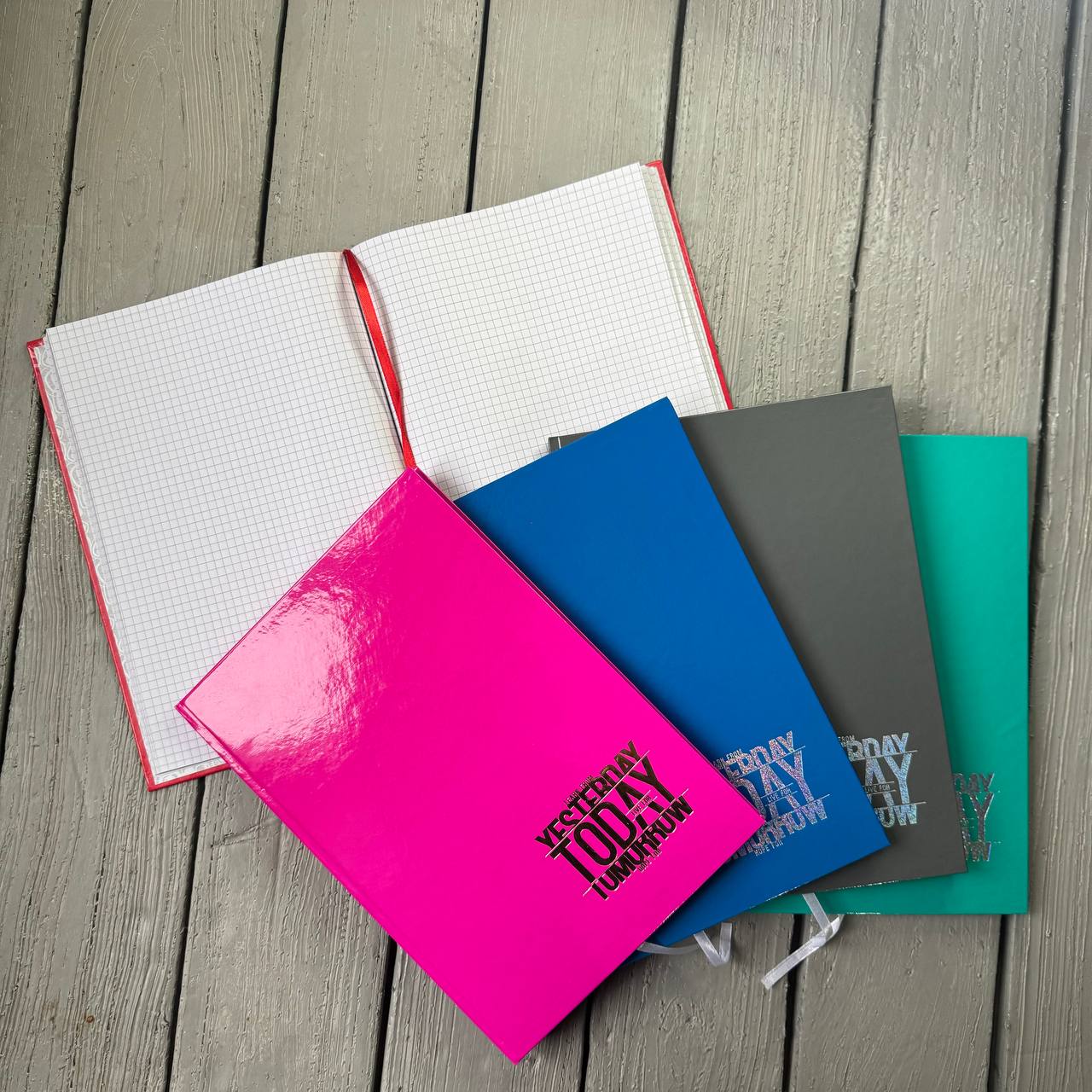 ЗОШИТ А4, флуоресцентний PREMIUM, 96 арк. + ТИСНЕННЯ 